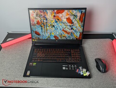 L'Acer Nitro V 17 avec des cartes SD sur sa base