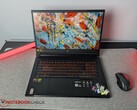 L'Acer Nitro V 17 avec des cartes SD sur sa base