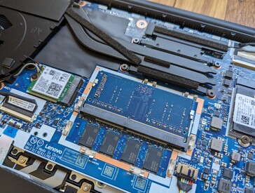 Mémoire vive de 8 Go soudée et un emplacement SODIMM DDR4 pour l'extension