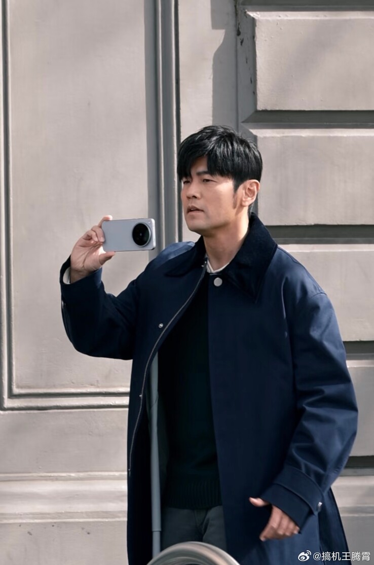 Le X500 Pro Max dans la main de Chou lors d’un shooting publicitaire