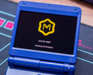 L'Anbernic RG34XX SP sous muOS Pixie. (Source de l'image : Retro Handhelds)