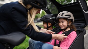 Le Cube Trike Family Hybrid peut accueillir deux enfants côte à côte dans les sièges arrière couverts. (Source de l'image : Cube)