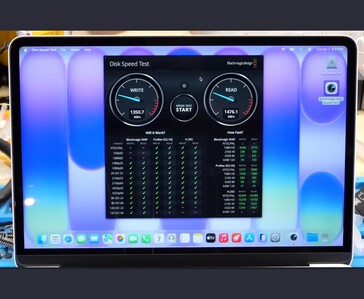 MacBook Neo affichant les résultats du Blackmagic Disk Speed Test avec des vitesses d'écriture de ~1350 Mo/s et de lecture de ~1476 Mo/s sur le disque SSD de 256 Go