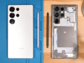 Le S24 Ultra (à gauche) et le S25 Ultra. (Source de l'image : PhoneRepairGuru via YouTube)