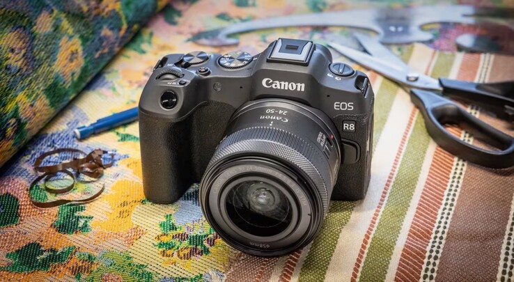 Le successeur du Canon EOS R8 illustré ici aura un design rétro.
