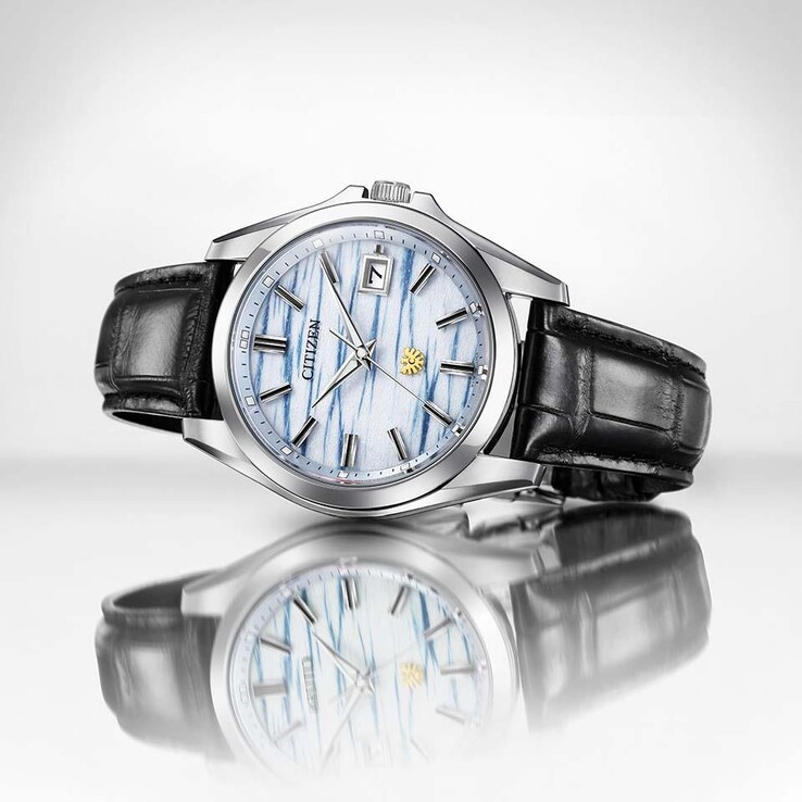 La montre Citizen AQ4090-08A posée sur une surface réfléchissante, mettant en valeur son cadran en papier washi indigo et son bracelet en cuir noir.