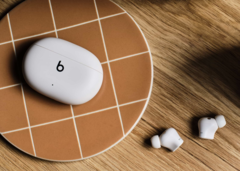 Le Beats Studio Buds Plus est disponible en trois couleurs, dont Transparent. (Source de l'image : Apple)