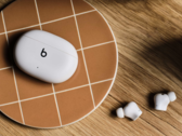 Le Beats Studio Buds Plus est disponible en trois couleurs, dont Transparent. (Source de l'image : Apple)