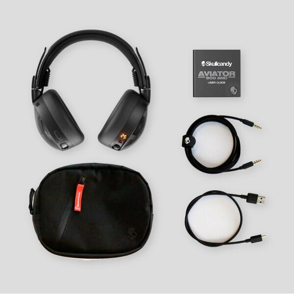 Le Skullcandy Aviator 900 ANC est livré avec un câble de chargement et un câble AUX. (Source : Skullcandy)