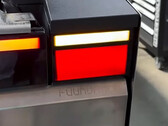 Les clignotants du Cybertruck ont dû être adaptés à la norme européenne (Source : EV Repair Garage/YT)