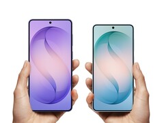 En termes de taille d'écran, le Galaxy S27 Pro devrait se situer parfaitement entre le Galaxy S26 Plus (à gauche) et le Galaxy S26 (à droite) illustrés ici.