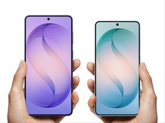 Les Galaxy S27 Plus et Galaxy S27 seront équipés des mêmes caméras frontales que leurs prédécesseurs, illustrés ici.