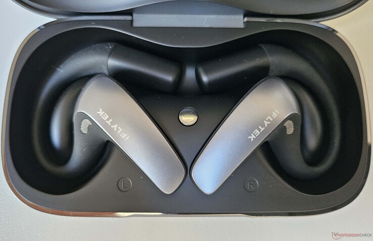 Comme de nombreux écouteurs Bluetooth, ces écouteurs dotés d'IA se rechargent directement dans leur étui de transport.