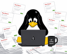 Un pingouin de type Tux débordé par les rapports de bogues générés par l'IA qui inondent l'espace de travail d'un développeur Linux.