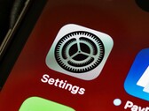 Gros plan sur l’écran d’un iPhone affichant l’icône de l’app Réglages