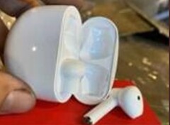 Les prétendus &quot;AirPods&quot; saisis par les douanes américaines. (Image : USCPB)