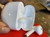 Les prétendus "AirPods" saisis par les douanes américaines. (Image : USCPB)