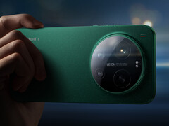 Le Xiaomi 17 Ultra dans l'une de ses trois couleurs de lancement.