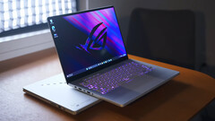 Deux des six SKUs du 2024 Asus ROG Zephyrus G14 sont maintenant disponibles à l&#039;achat (Image source : NotebookcheckReviews on YouTube)