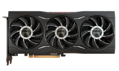 La Radeon RX 6750 XT offre des améliorations au niveau du Game Clock et de la vitesse de la mémoire par rapport à la RX 6700 XT. (Image Source : AMD)