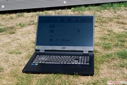 Acer Nitro 5 AN517-55-738R à la lumière du soleil
