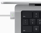 Le MacBook Pro 16 ne peut être rechargé rapidement que via le câble MagSafe 3 pour le moment. (Image Source : Apple)