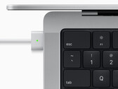 Le MacBook Pro 16 ne peut être rechargé rapidement que via le câble MagSafe 3 pour le moment. (Image Source : Apple)