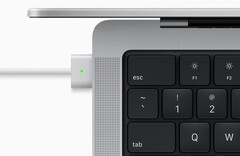 Le MacBook Pro 16 ne peut être rechargé rapidement que via le câble MagSafe 3 pour le moment. (Image Source : Apple)