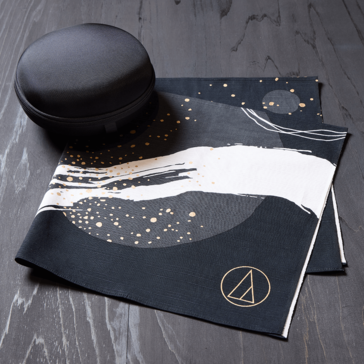 Seuls 200 propriétaires du casque Audio-Technica ATH-M50x ENSO, sélectionnés au hasard, recevront un étui ENSO et un tissu furoshiki teinté à la mode de Kyoto. (Source de l'image : Audio-Technica)