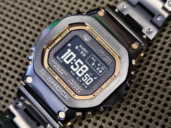 La Casio G-Shock GMW-BZ5000GD-1 (photo) semble présenter des cornes légèrement plus sculptées et des bords polis que les images précédentes. (Source de l&#039;image : L&amp;amp;W sur WatchUSeek)
