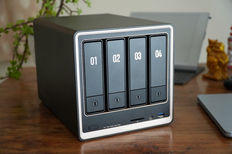 Le NAS Ugreen NASync DXP4800 GT est un NAS à 4 baies