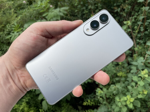 Le Galaxy S25 Edge est l'un des smartphones ultrafins commercialisés en 2025.