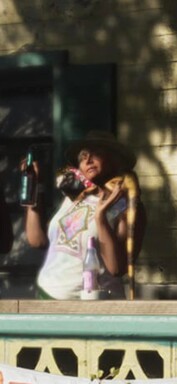 Une femme avec un iguane sur l'épaule qui semble porter sa propre tenue (capture d'écran agrandie de GTA 6).