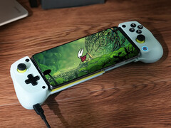 La version 5.0 de GameHub améliore également les performances. En photo : Hollow Knight : Silksong fonctionnant sur un téléphone Android. (Source de l&#039;image : GameSir et Steam - édité)