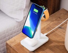 L'iPhone 13 et l'iPhone 14 ( Apple ) se rechargent désormais également sur des chargeurs Qi2 de 15 watts. (Image : Twelve South)