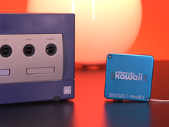 Une capture d'écran montrant la Nintendo Gamecube à côté de la minuscule Nintendo Kawaii Wii, de la taille d'un porte-clés