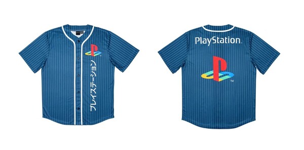 Le maillot PlayStation porte le mot PlayStation écrit en syllabaire Katakana. (Source de l'image : PlayStation)