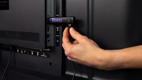 Les 2025 Roku Streaming Sticks ont un design fin et peuvent être alimentés par le port USB du téléviseur. (Source de l'image : Roku)
