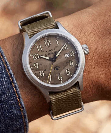 La Timex TW2Y89500 est dotée d'un cadran camouflage beige