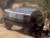Le Tesla Cybertruck a fait tout un spectacle en grimpant la pente de l'escalier de Hollister Hill lors d'une récente sortie d'essai tout-terrain. (Source de l'image : @stretch_thecj2l sur Instagram)