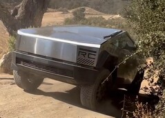 Le Tesla Cybertruck a fait tout un spectacle en grimpant la pente de l'escalier de Hollister Hill lors d'une récente sortie d'essai tout-terrain. (Source de l'image : @stretch_thecj2l sur Instagram)