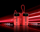 Deux batteries externes Honor Life rouges avec écrans intégrés et câbles USB-C attachés