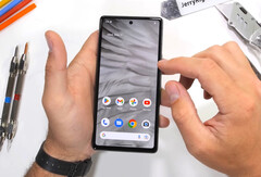 Le Pixel 7a résiste bien aux rayures, aux brûlures et aux pliures. (Source de l'image : JerryRigEverything)