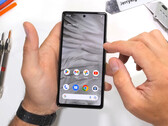 Le Pixel 7a résiste bien aux rayures, aux brûlures et aux pliures. (Source de l'image : JerryRigEverything)
