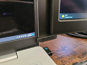 En bas à droite du couvercle de l'ordinateur portable avec le prolongateur FOPO connecté
