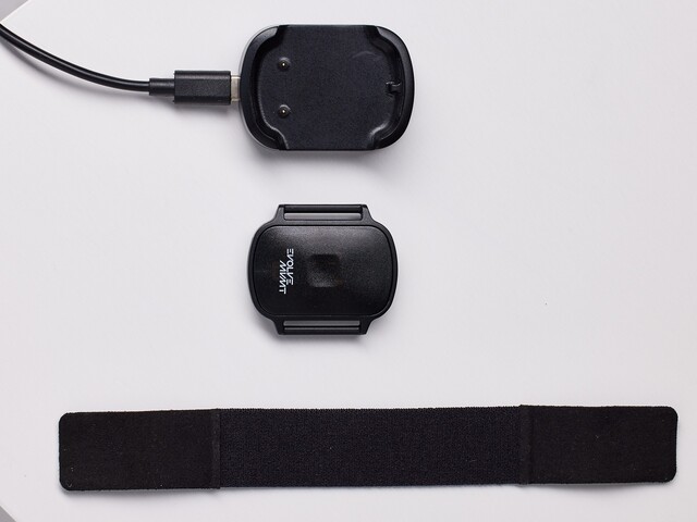 Le kit EVOLVE MVMT comprend un capteur, un bracelet et un chargeur. (Source : EVOLVE MVMT)