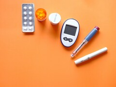 Un stylo à insuline, des outils de mesure du diabète et quelques médicaments (Source de l&#039;image : Towfiqu barbhuiya via Unsplash ; recadré)