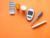 Un stylo à insuline, des outils de mesure du diabète et quelques médicaments (Source de l'image : Towfiqu barbhuiya via Unsplash ; recadré)