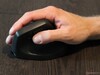 Les touches du pouce et la molette de défilement sont placées à proximité l'une de l'autre