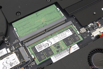 Emplacements accessibles pour 2x DDR5 SODIMM. Nous n'avons pas remarqué de bruit électronique ou de ronflement de la bobine dans notre unité de test